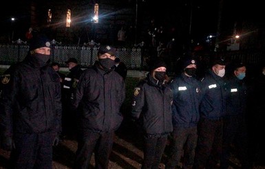 В Черновицкой области 40 человек в балаклавах, с битами и арматурой напали на храм: полиция открыла дело