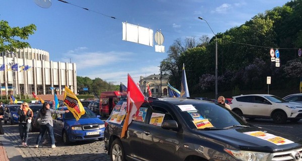 Под Кабмином предприниматели протестуют против карантина: в масках, но без соблюдения дистанции