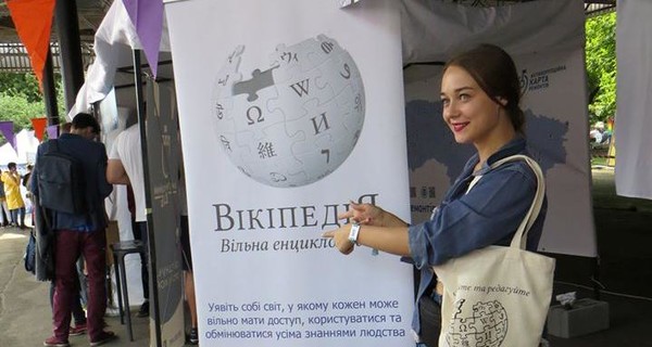 Украиноязычная Википедия побила рекорд по просмотрам, но русскоязычная версия в стране остается популярней