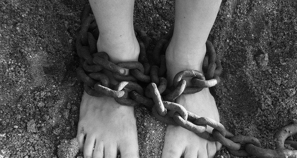 В Борисполе женщина взяла в плен мужчину и держала его в яме