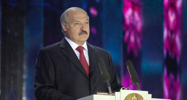 Лукашенко призвал мужчин не лезть с поцелуями к чужим женщинам: Ну потерпи месяц