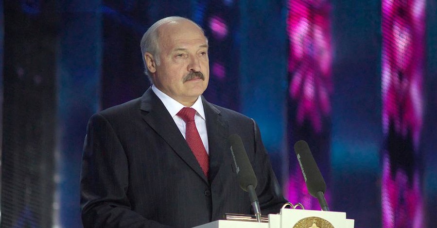 Лукашенко призвал мужчин не лезть с поцелуями к чужим женщинам: Ну потерпи месяц