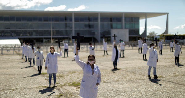 Пусто, на расстоянии и со стульями: как протестуют в разных странах во время карантина 