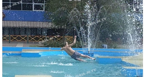 В Мелитополе пенсионер открыл купальный сезон в городском фонтане
