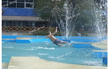 В Мелитополе пенсионер открыл купальный сезон в городском фонтане