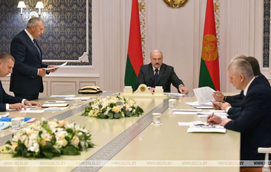 Лукашенко посоветовал белорусам спокойно жить, даже если придется устроиться на нелюбимую работу 