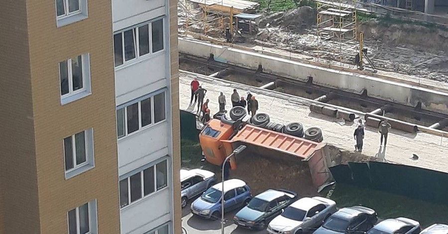 В Киеве на строительстве метро на Виноградарь перевернулась грузовая машина