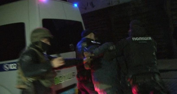 После трех часов переговоров полиция задержала мужчину, который грозился взорвать ресторан на Львовщине