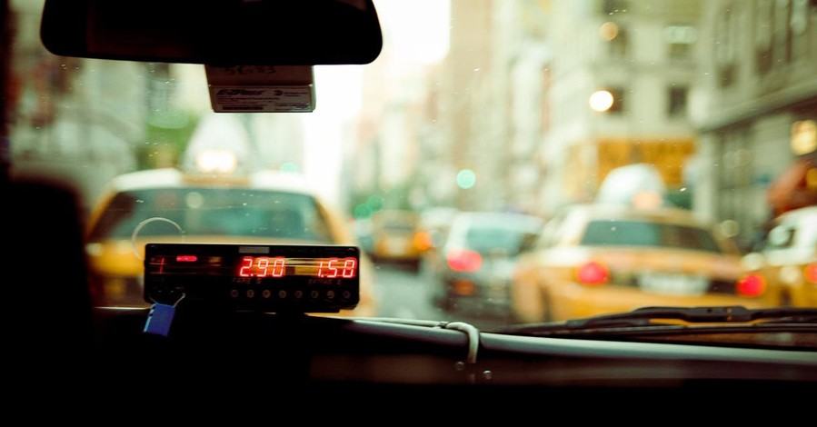 В Одессе водитель такси сняла со счета уснувшей пассажирки 72 тысячи гривен 