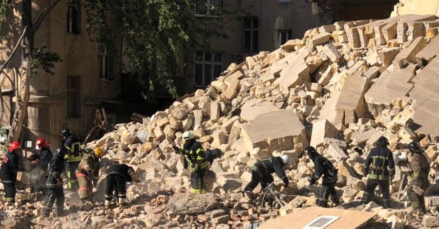 В Одессе частично обрушился дом: спасатели ищут пострадавших