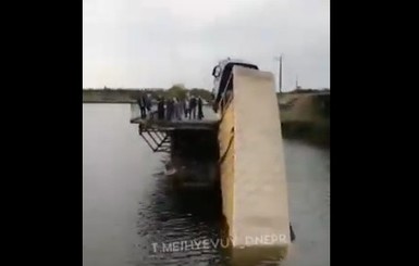 В Днепропетровской области вместе с фурой рухнул мост 