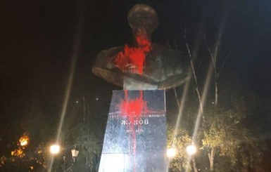 В Харькове памятник Жукову облили краской второй раз за два дня