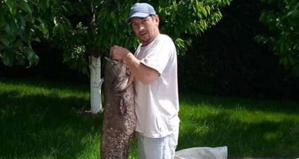 На Закарпатье удачливый рыбак поймал здоровенного сома
