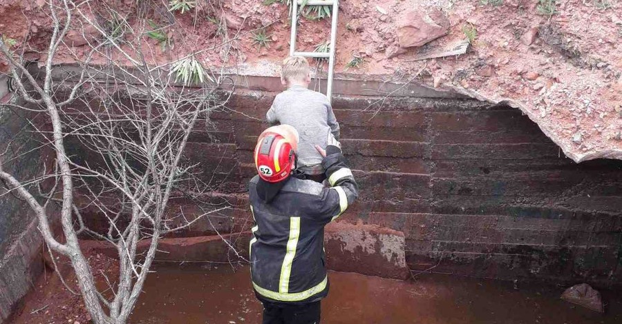 В Донецкой области ребенок упал в шламоотстойник шахты глубиной 2 метра