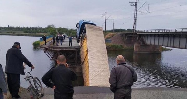 Обрушение моста под Никополем: назвали причину и организовали объезд