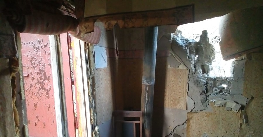 Обстрелы на Донбассе: разрушено два жилых дома, ранен военный