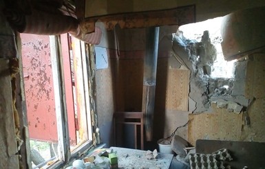 Обстрелы на Донбассе: разрушено два жилых дома, ранен военный