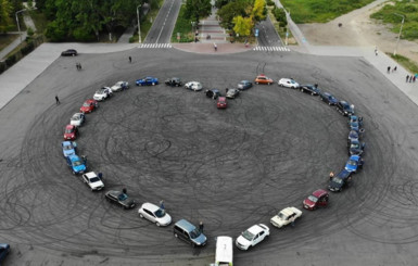 В Запорожье десятки автомобилей выстроились в форме сердца, чтобы поддержать медиков