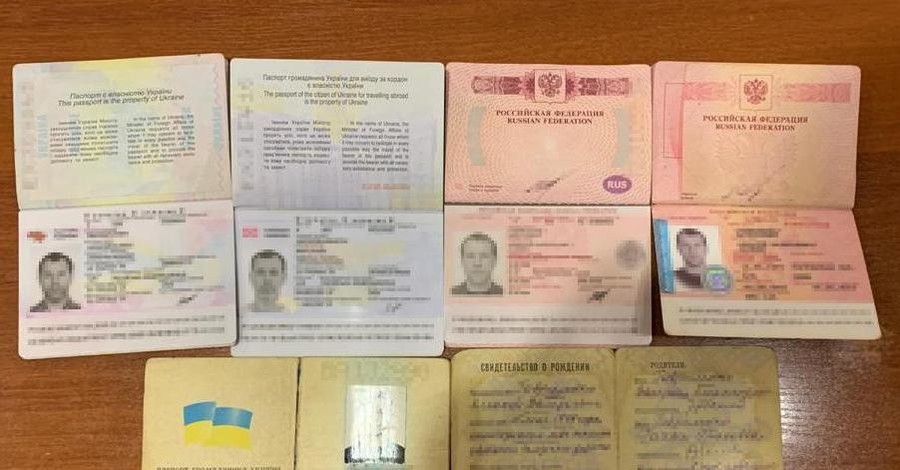 В Донбассе мужчина показал пограничникам 5 паспортов, и все - настоящие