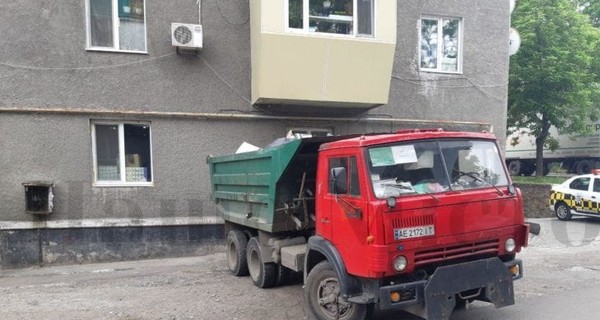 В центре Днепра из квартиры “мусорной королевы” хлам эвакуируют трактор и “КАМАЗ”