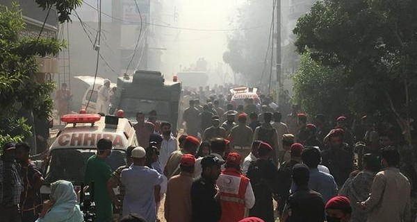 В авиакатастрофе в Пакистане чудом выжили два пассажира рухнувшего самолета. Стало известно, как они спаслись