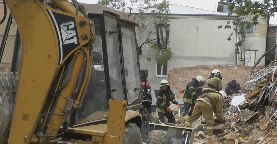 В центре Одессы на трещины проверят все старые дома рядом с новостройками