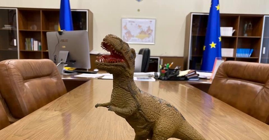 Малюська перепутал дракона с тираннозавром на очередном креативном фото