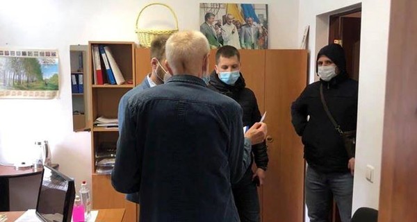 Суд разрешил арестовать картины Порошенко в музее Гончара