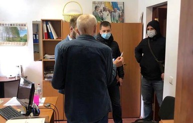 Суд разрешил арестовать картины Порошенко в музее Гончара