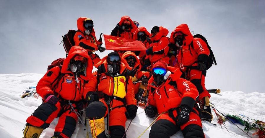 На Эверест в 2020 году поднялись первые альпинисты, которые перепроверили его высоту