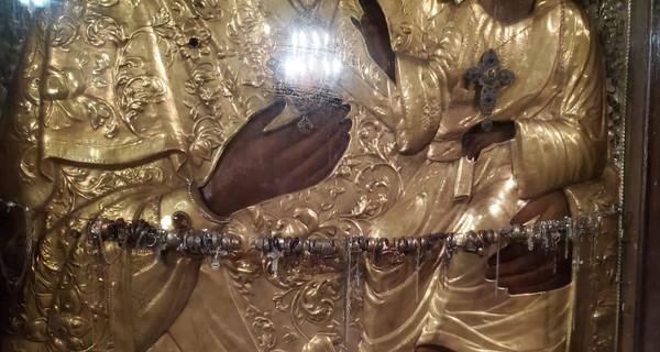 В Днепре поймали воровку, которая вынесла из церкви килограммы золота. Для этого в храм впустили Беса