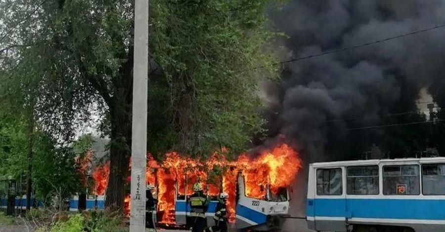 В Днепре на ходу сгорел трамвай