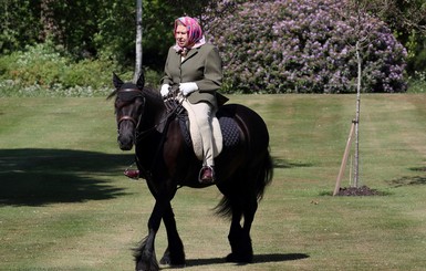 Впервые на карантине: Королева Елизавета II прокатилась верхом на лошади и попала в объективы фотографов
