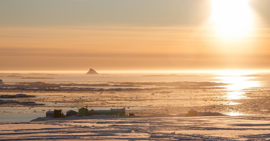 Снега на закате: украинские ученые поделились невероятными снимками Антарктиды
