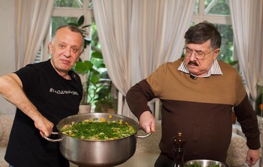 Борис Бурда и Савелий Либкин показали, как готовить рагу из молодых овощей и цыпленка