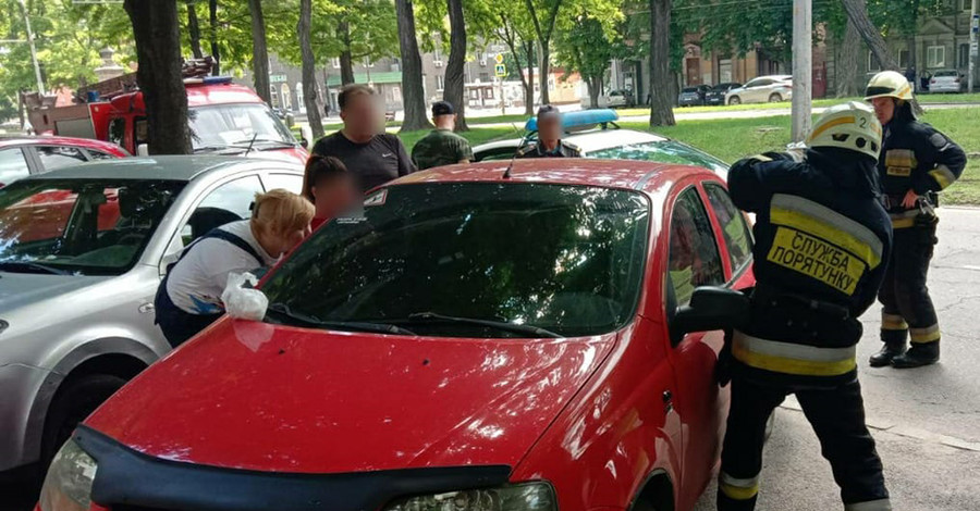 Выбили боковое стекло: в Днепре из закрытой машины освободили младенца
