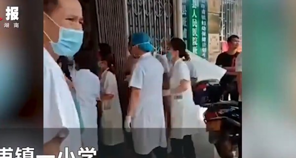В Китае мужчина с ножом напал на учеников и сотрудников школы
