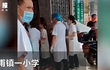 В Китае мужчина с ножом напал на учеников и сотрудников школы