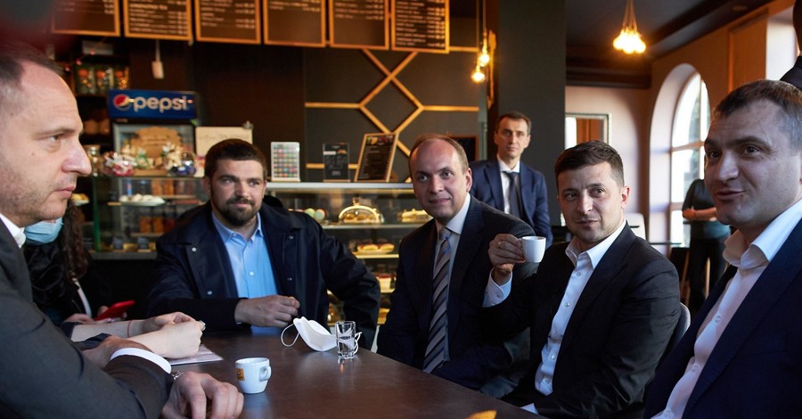 Зеленский и Ермак в Хмельницком выпили кофе с нарушением карантина
