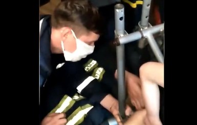 В Каменском с помощью пилы по металлу освободили ногу ребенка из велотренажера