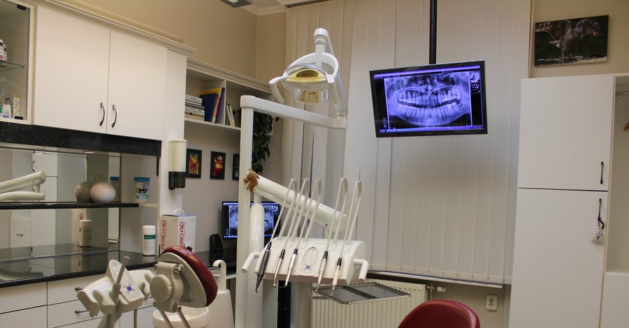 Правила посещения стоматологических клиник на карантине: приема ждем на улице и без сопровождающих