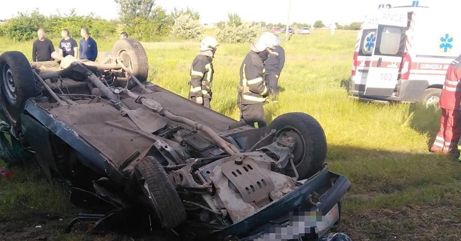 В Запорожской области поезд протаранил машину: водитель погиб, пассажирка - в больнице