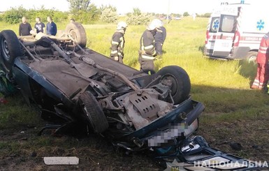 В Запорожской области поезд протаранил машину: водитель погиб, пассажирка - в больнице