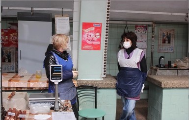 Продукты в Донецке: границы на замке, но клубнику и колбасу везут контрабандой