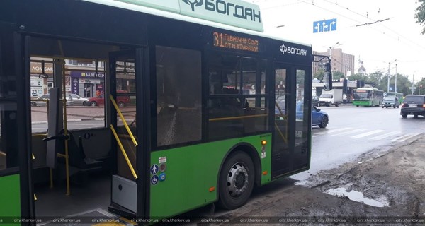 В Харькове обстреляли троллейбус, полный пассажиров