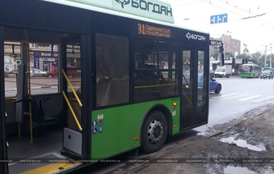 В Харькове обстреляли троллейбус, полный пассажиров