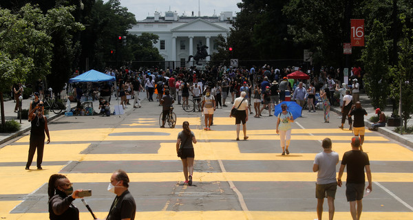 Около Белого дома нарисовали мурал в память о Джордже Флойде