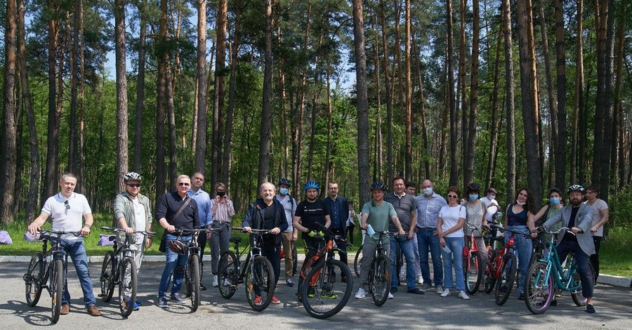 Зеленский в футболке и спортивных штанах устроил прогулку на велосипедах с журналистами 