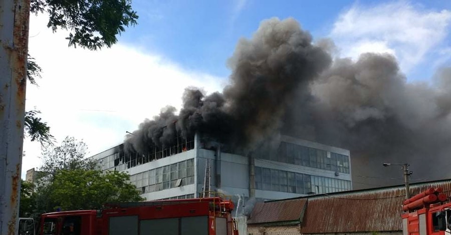 В Запорожье горит завод известной обувной фабрики: огнем охвачены два верхних этажа