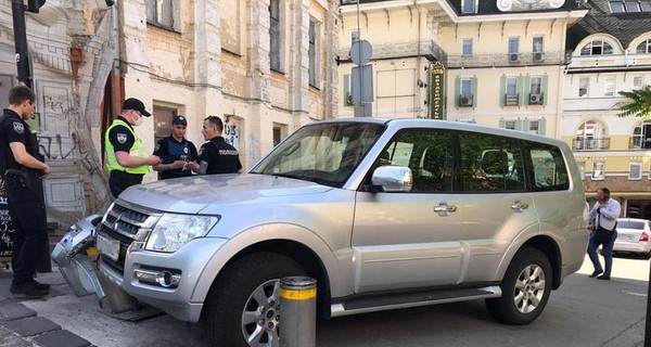 Как в голливудском боевике: грабитель в Киеве угнал джип из резиденции посла, попутно снеся ворота